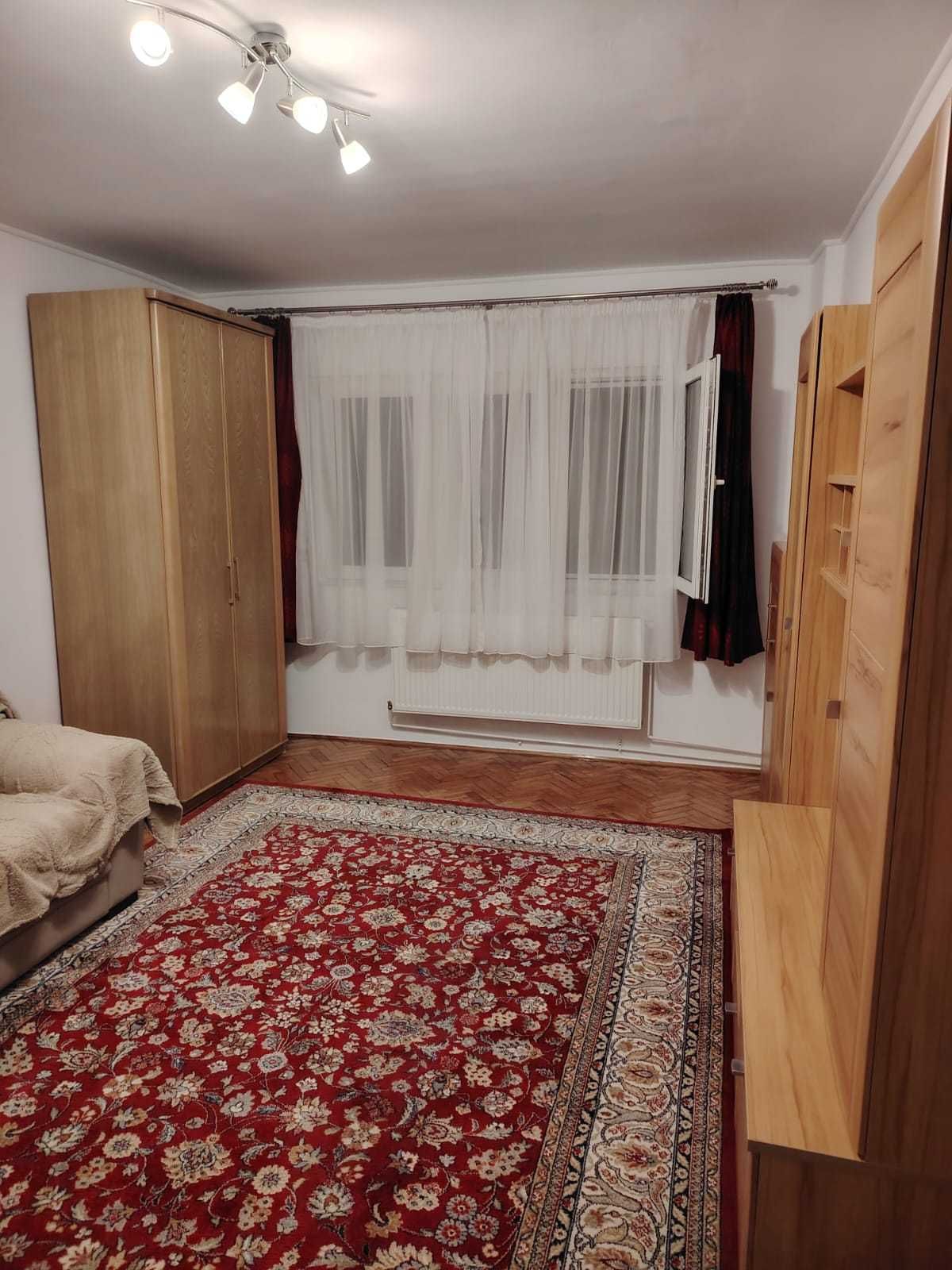 inchiriez apart. decomandat  2 camere-zona UM