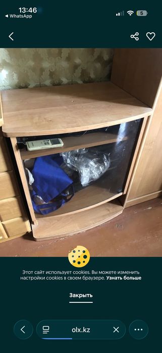 Тумбочка под ТВ б/у светлобкдевая со стеклянной дверцей