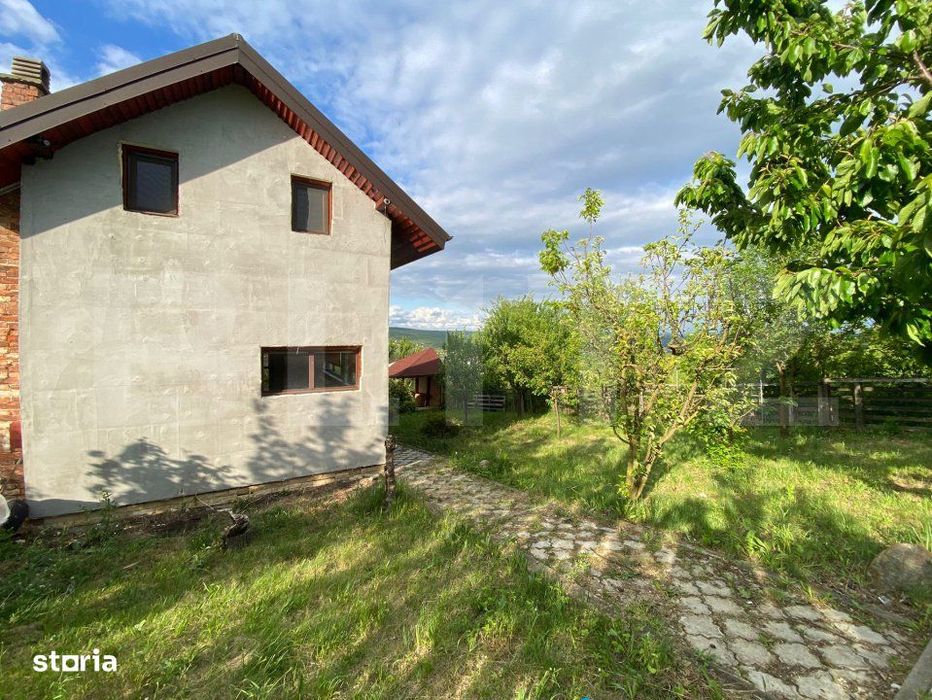 Casuta cocheta cu panorama superba asupra satului Campenesti si a lacu