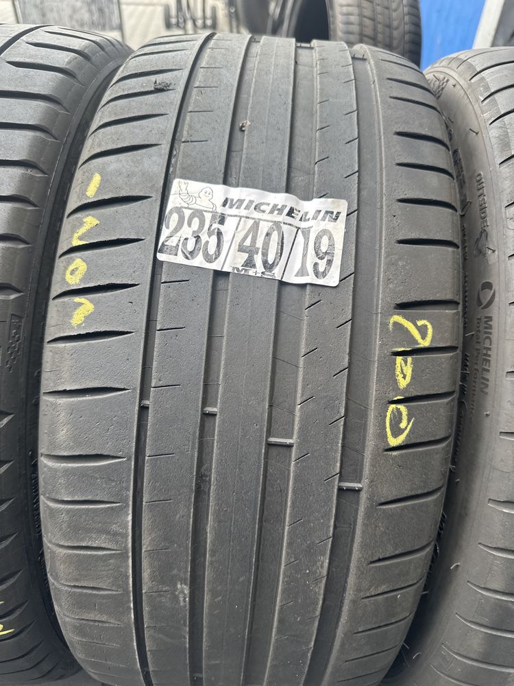 235/40/19 Vredestein