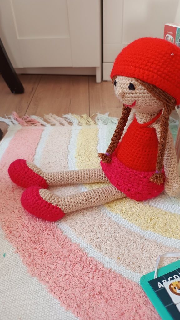 Голяма плетена кукла червената шапчица