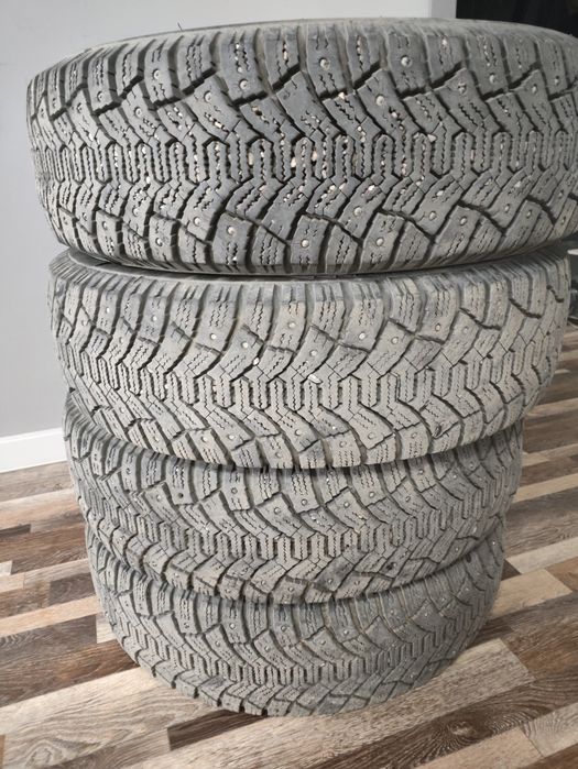 Продам зимние шипованные шины в хорошем состоянии 185 65 R15