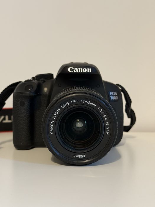 Canon 700D DSLR + obiectiv 18-55mm în stare excelentă ca nou!