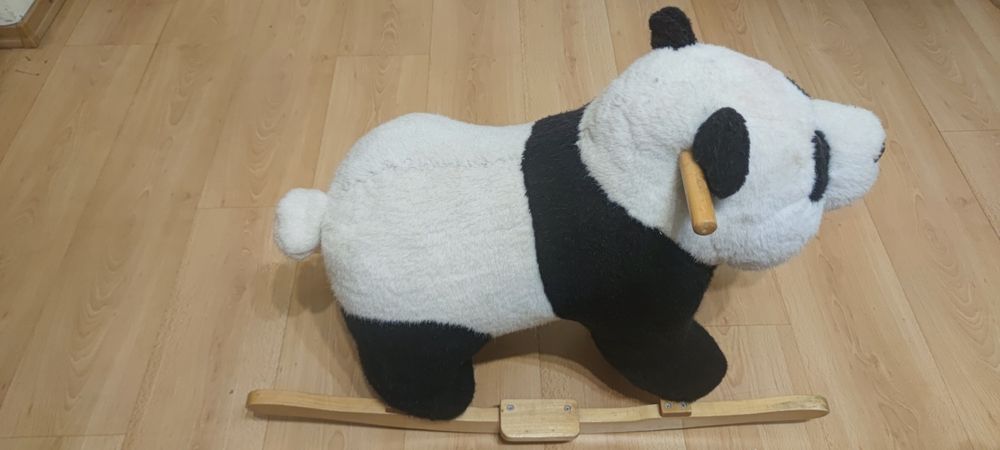 Люлееща се панда за яздене. Детска люлка
