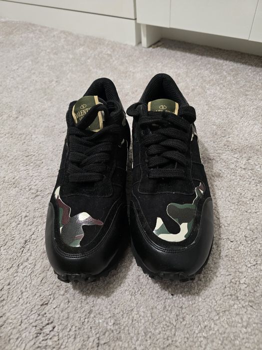 Adidasi noi Valentino