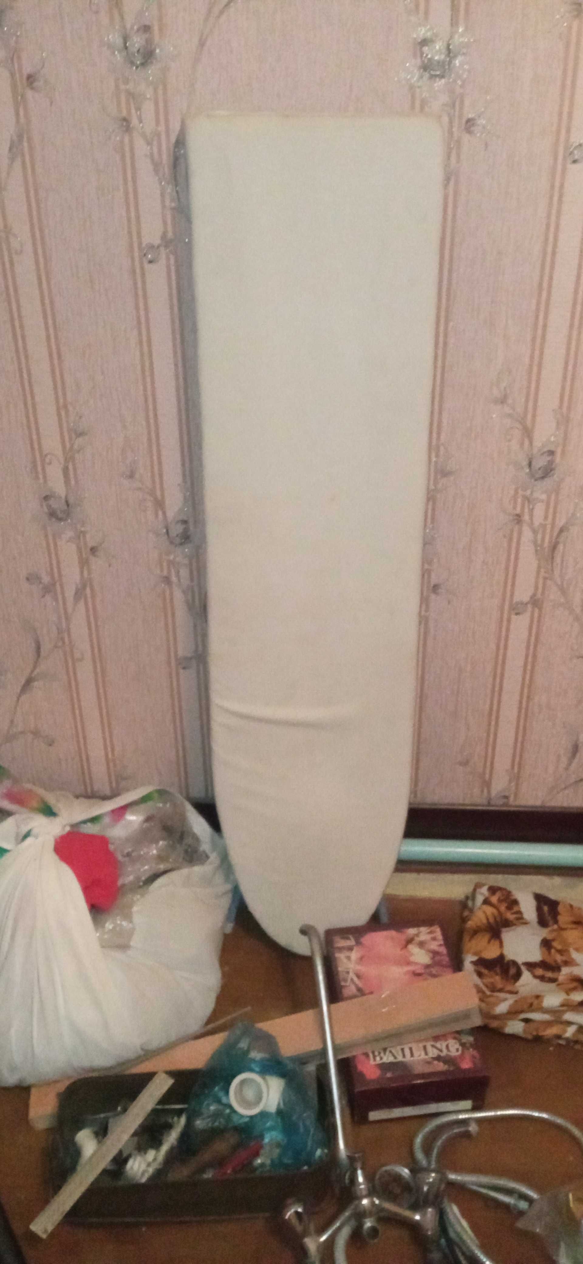 Доска гладильная и утюг