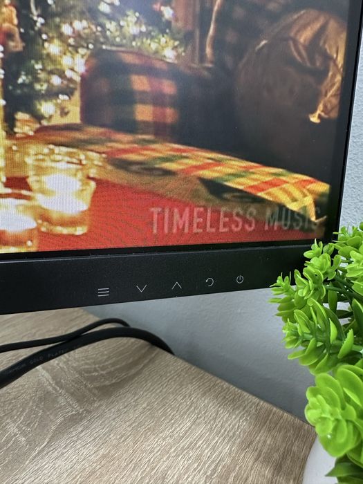 Монитор Xtreon 62 см диагональ