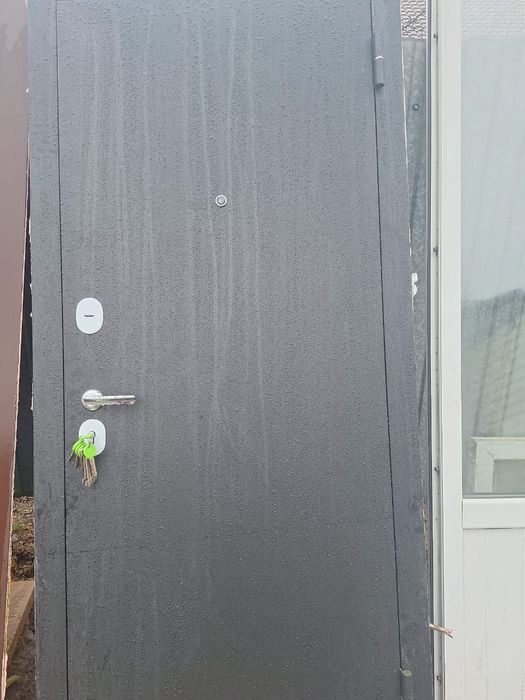 Продам входную железную дверь