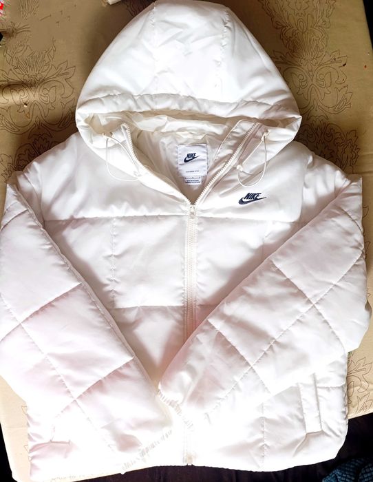 Продавам дамско зимно яке Nike