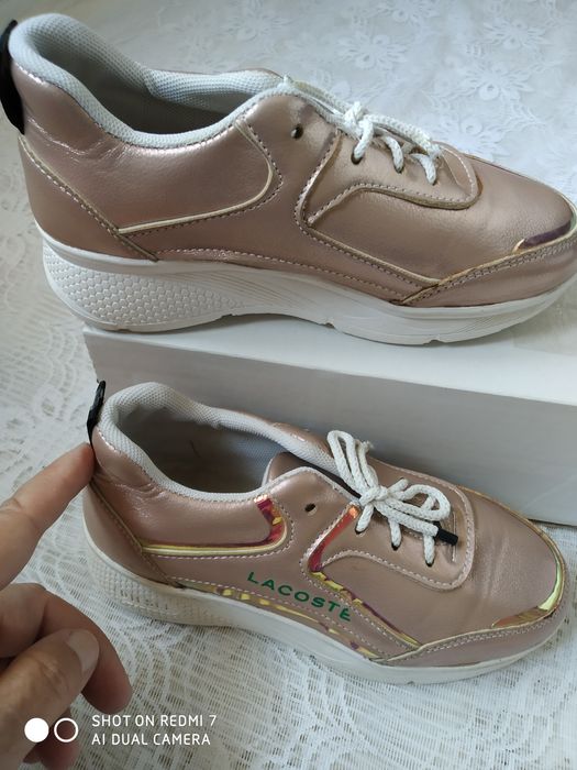 Кизларга янги кора пойафзал ва красовка.  70-минг сум.