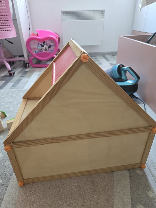 Дървена къща за кукли