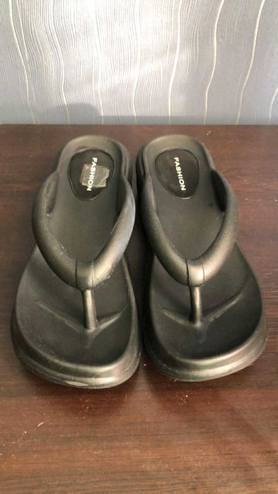 нови, черни чехли