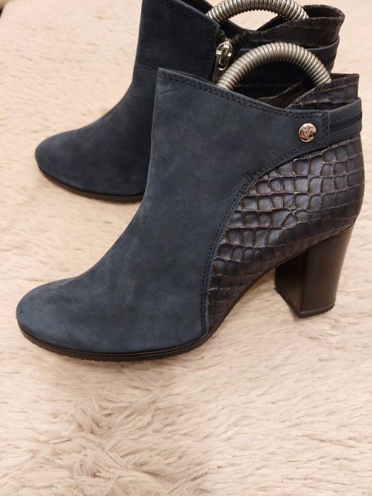 Ghete/botine Caprice marime 37. Noi.