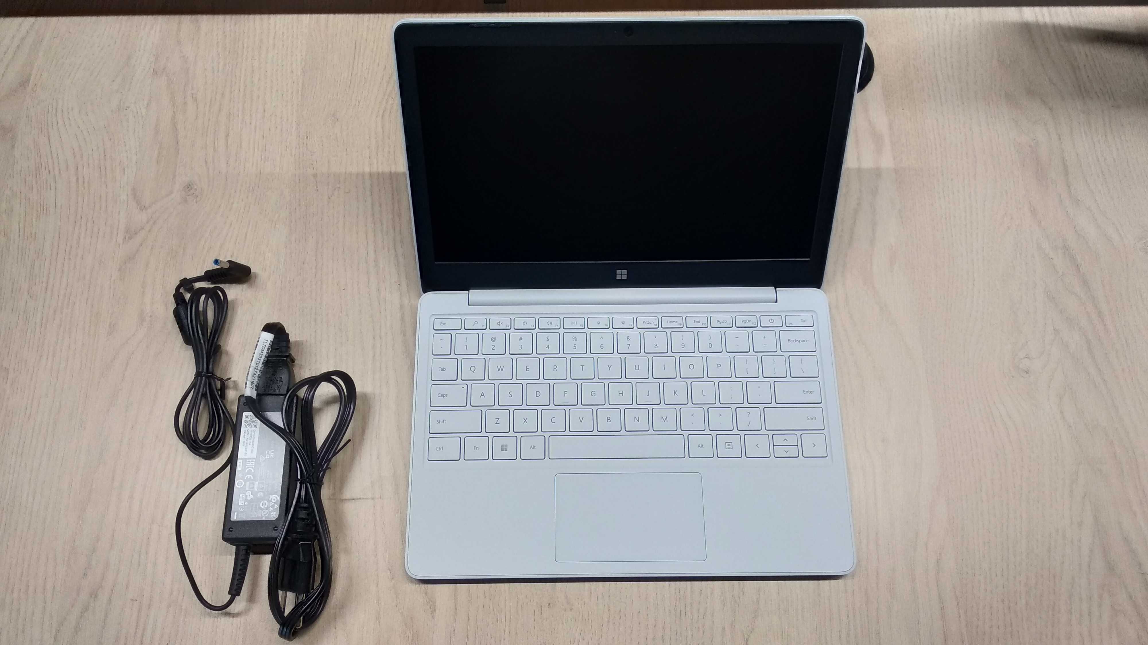 Microsoft Surface Laptop SE 11.6" 1366 x 768 / 64GB eMMC / 4GB DDR