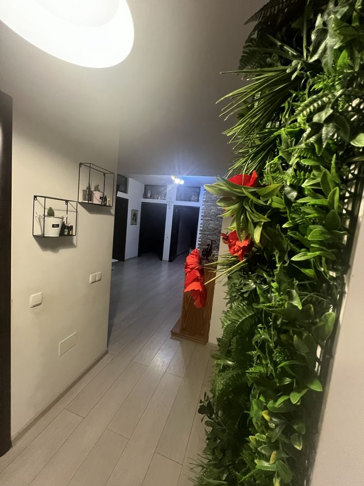 Apartament de vanzare cu 3 camere + living