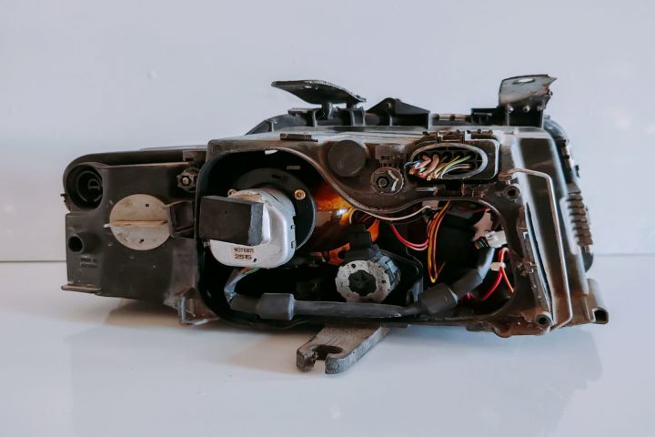 Far Xenon stanga  fara droser cu cleme reparata 6020111399 Audi A3 8P