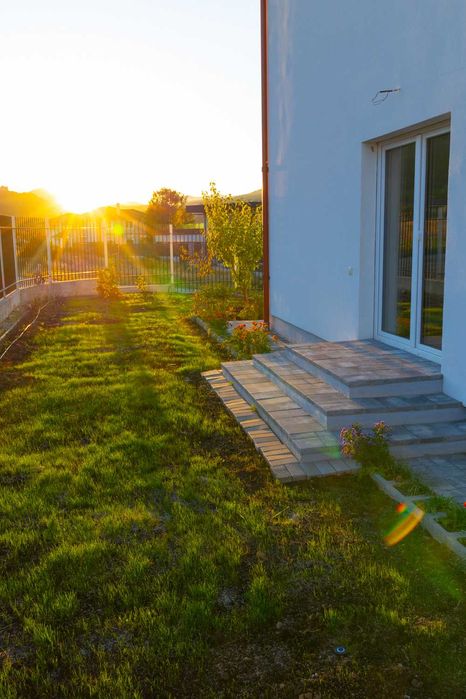 Casă nouă, cu interior minimalist, prima închiriere