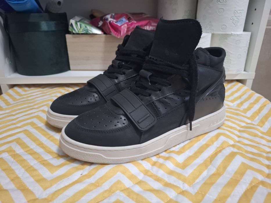 Vând Adidași ELLE mărimea 39. Unisex.