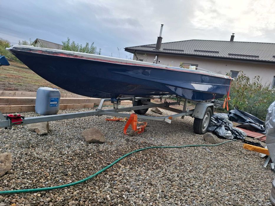 Barca de pescuit fara motor