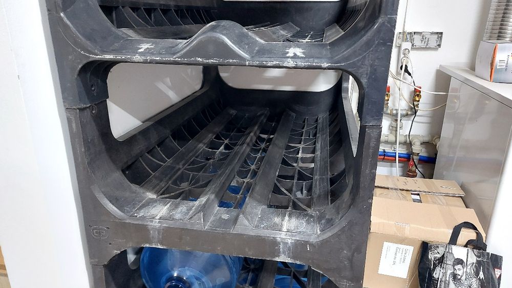 Vând suport / rastel pentru bidoane de apa 20l + 6 bidoane pline noi