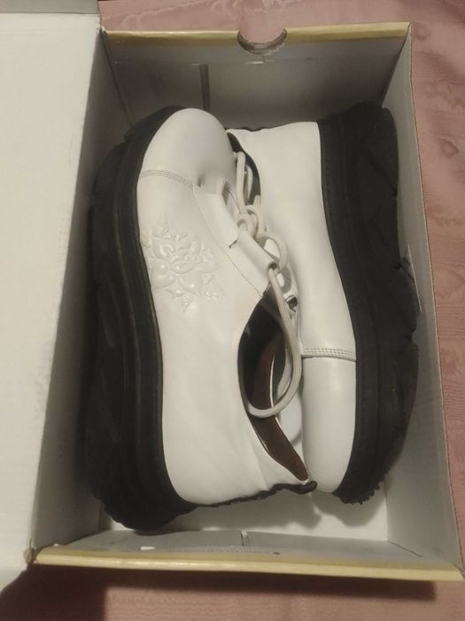 Туфли белые,кожаные