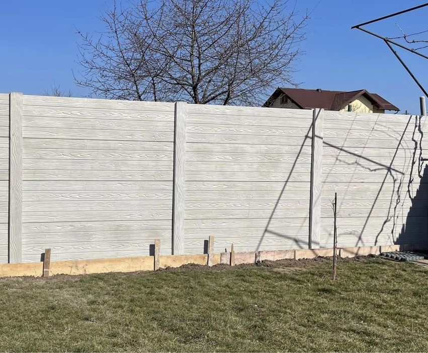 Gard beton plăci și stâlpi