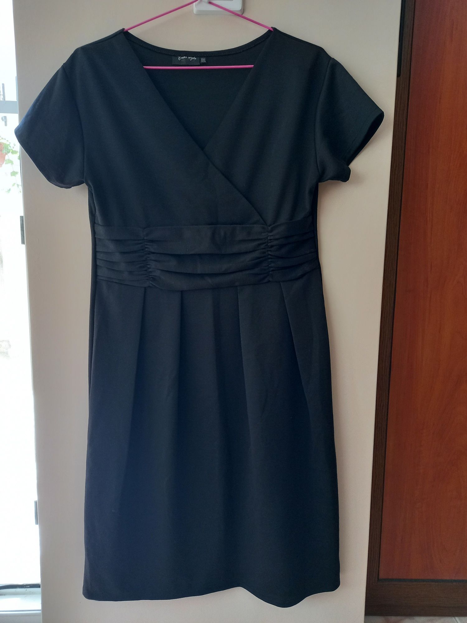Черна рокля от плътен еластичен плат размер M/L