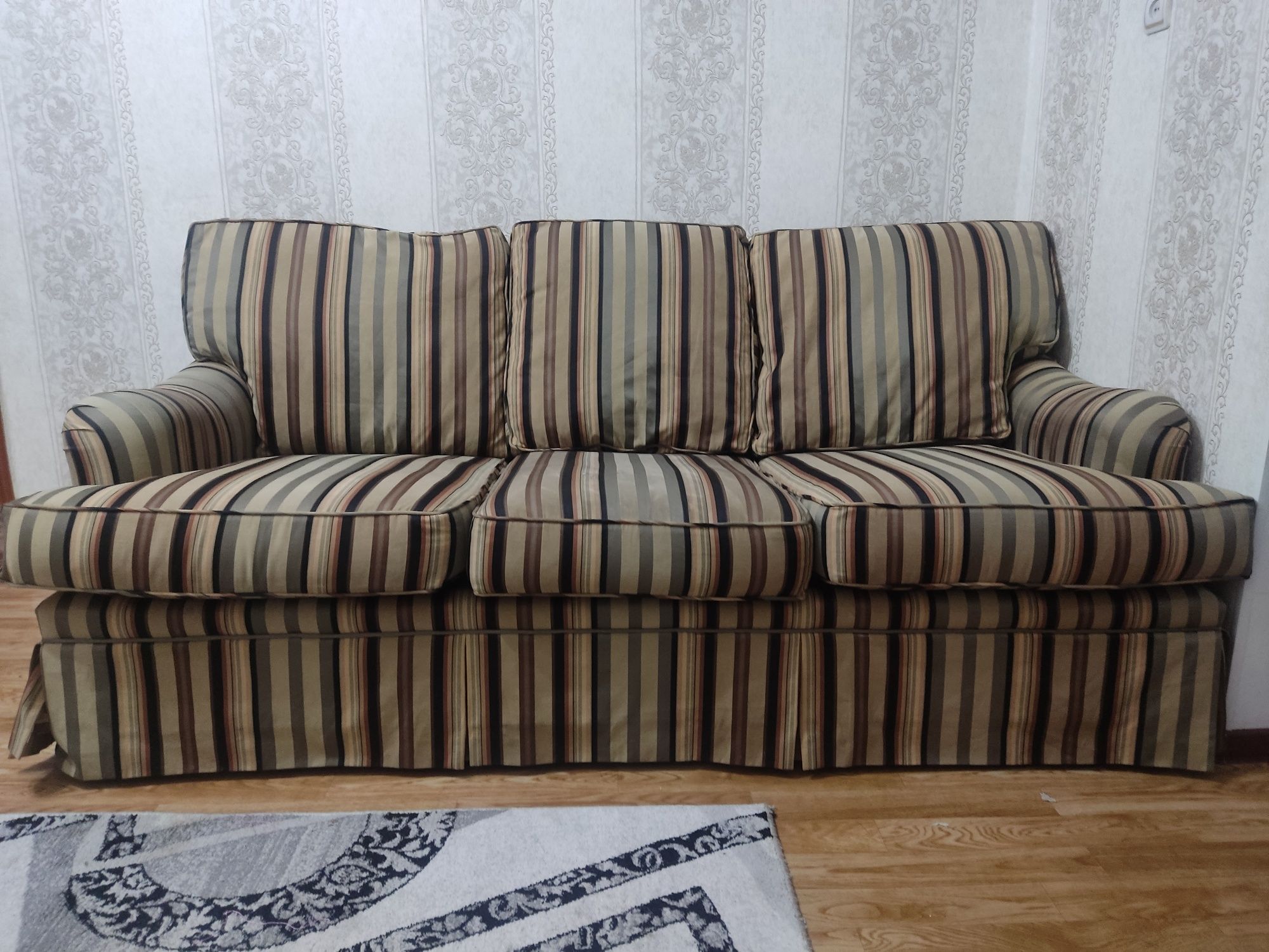 Продам диван в хорошим сост