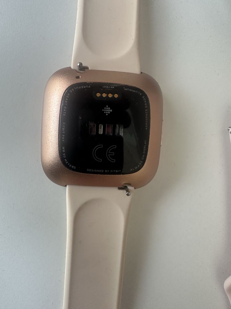 Смарт часовник Fitbit Versa 2 като нов с резерни каишки