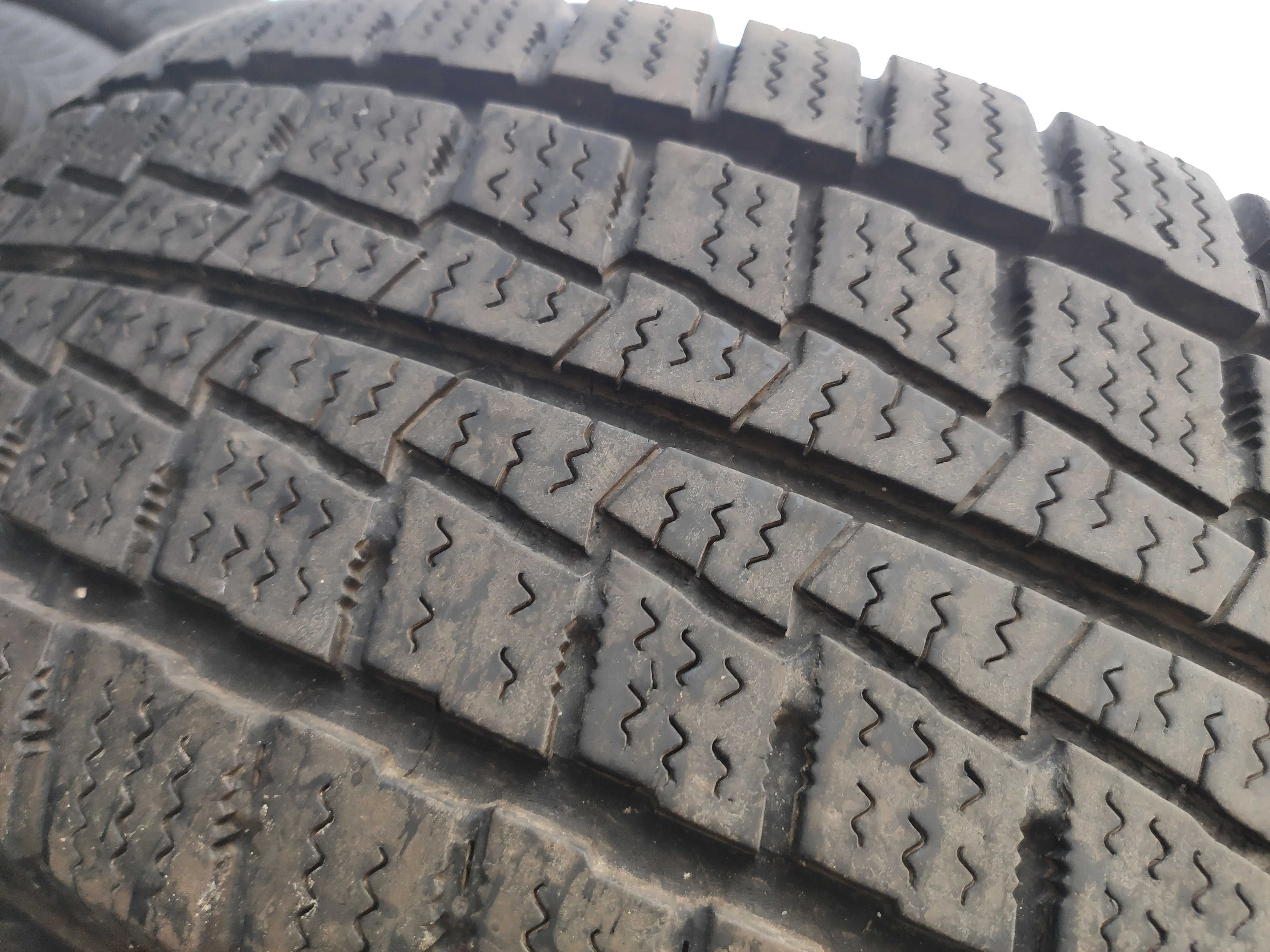 2бр Зимни гуми за БУС 205 70 15 С - Hankook