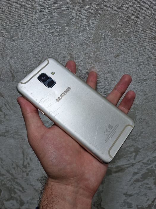 Продаю Samsung galaxy A6 в хорошем состоянии память 4/32.Гб