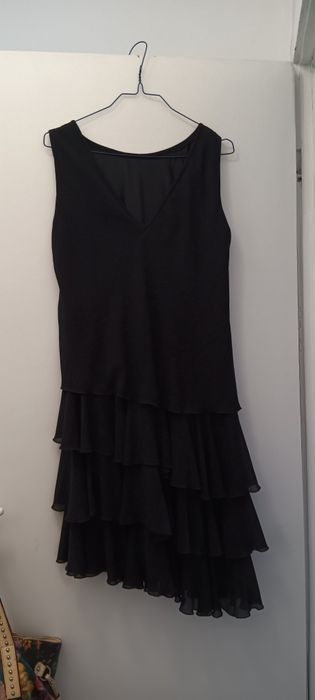 Черна официална рокля ,на волани