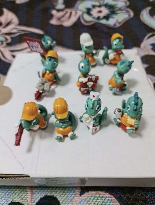 Динозаврики строители из киндера 90-х годов