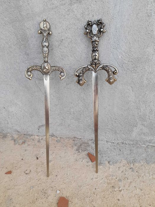 Колекция декоративни оръжия – пушка, арбалет, алебарда, мечове