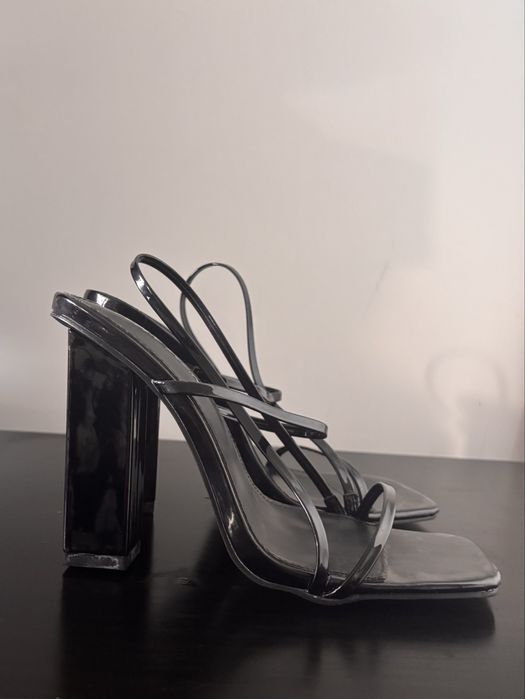 Обувки на висок ток