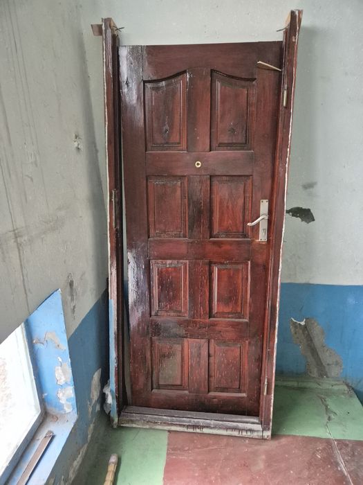 Дверь деревянный