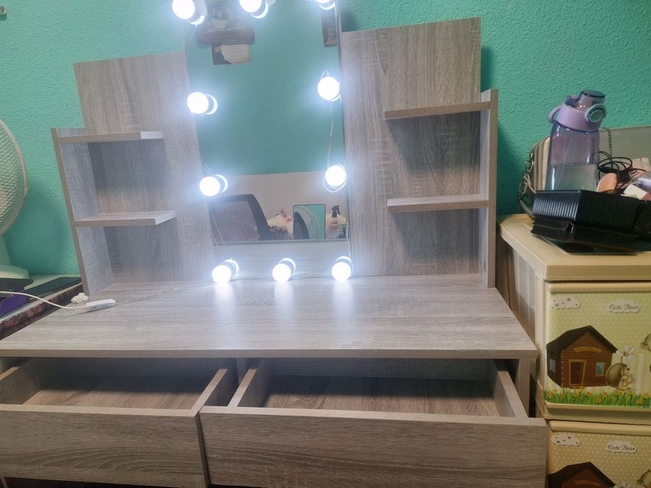 Masă make-up cu oglindă mare si lumini LED