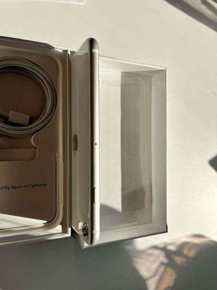 Iphone SE (2020), Бял