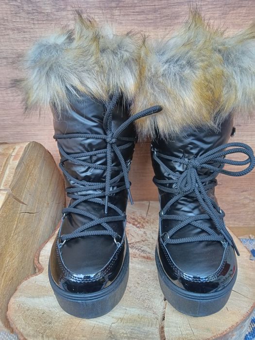 Дамски зимни апрески в сребристо сив цвят с пухче.