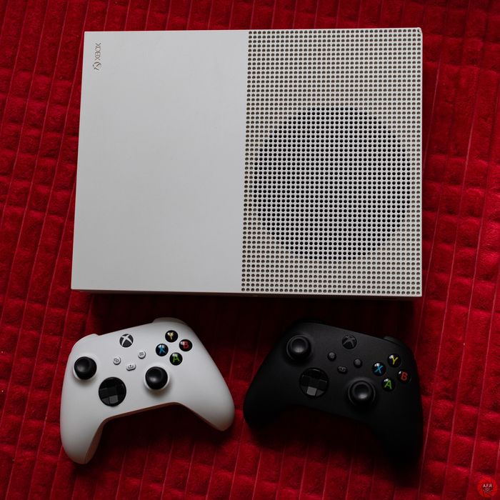 Vând xbox one s 1TB cu 2 manete