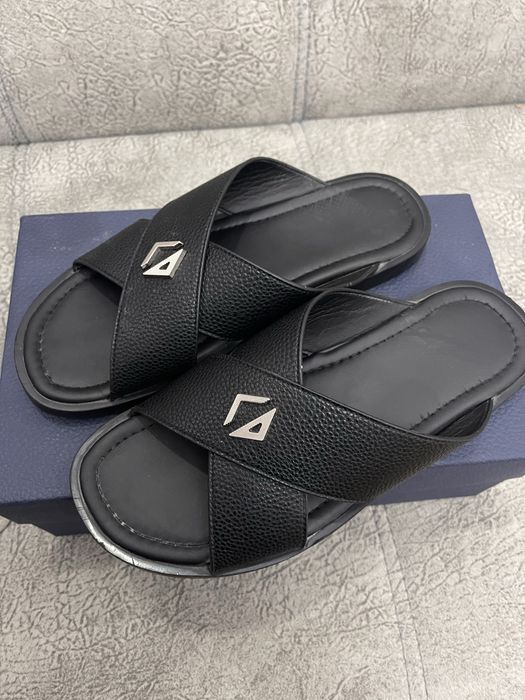 Продам тапочки Dior