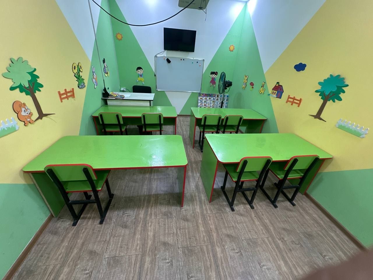 Yosh bolalar uchun parta va stul