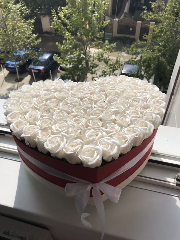 Cutie cu trandafiri in forma de inima 200 lei