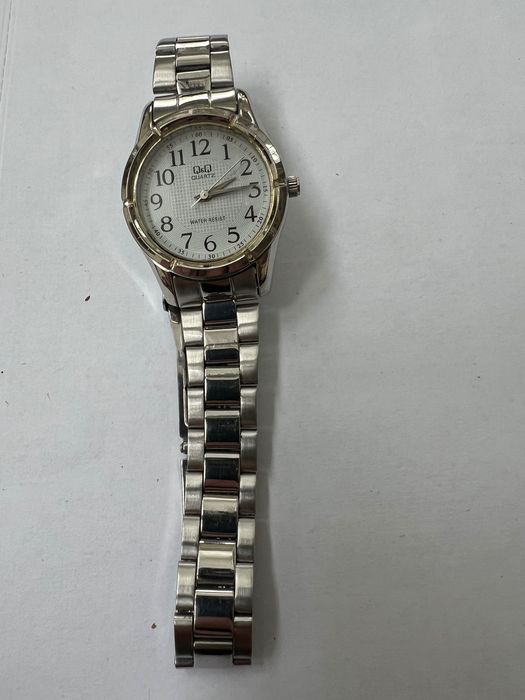 Дамски часовник Q&Q Кварцов