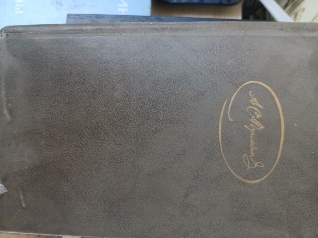 Продаются книги разного типа