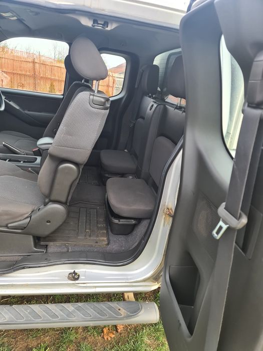 Masina Nissan Navara