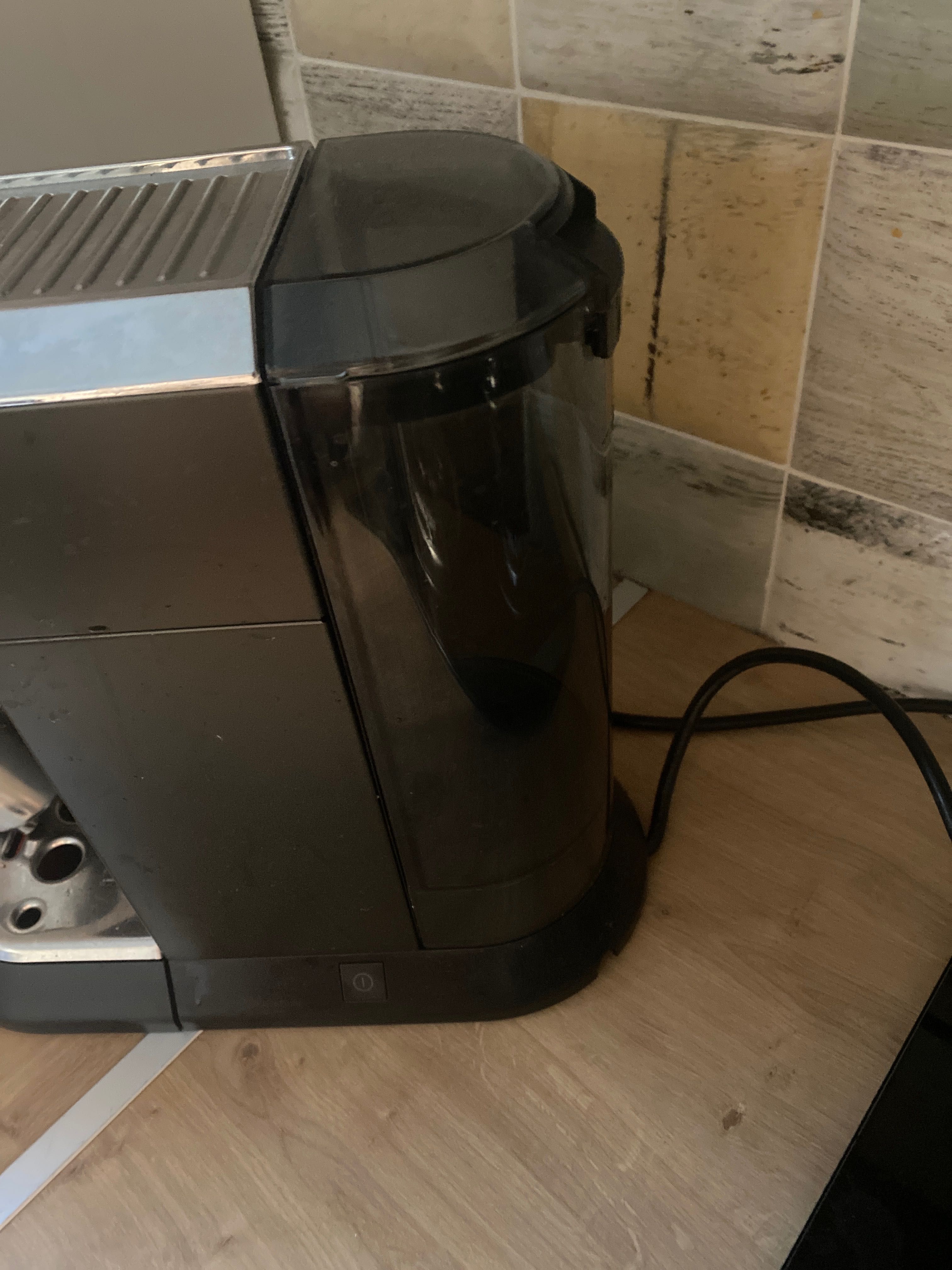 Vand espressor Delonghi