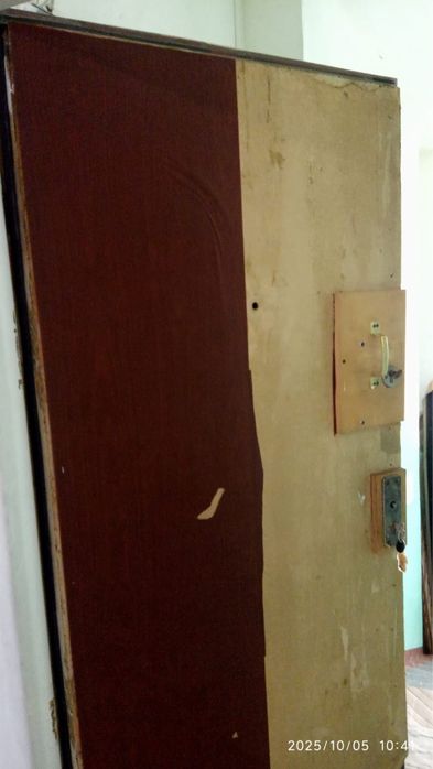 Дверь входная, правая сторона, железная. Самовывоз.