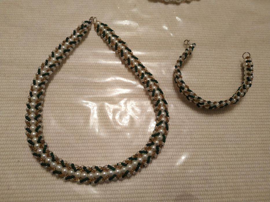 Продаю 2 комплекта из бисероплетения.