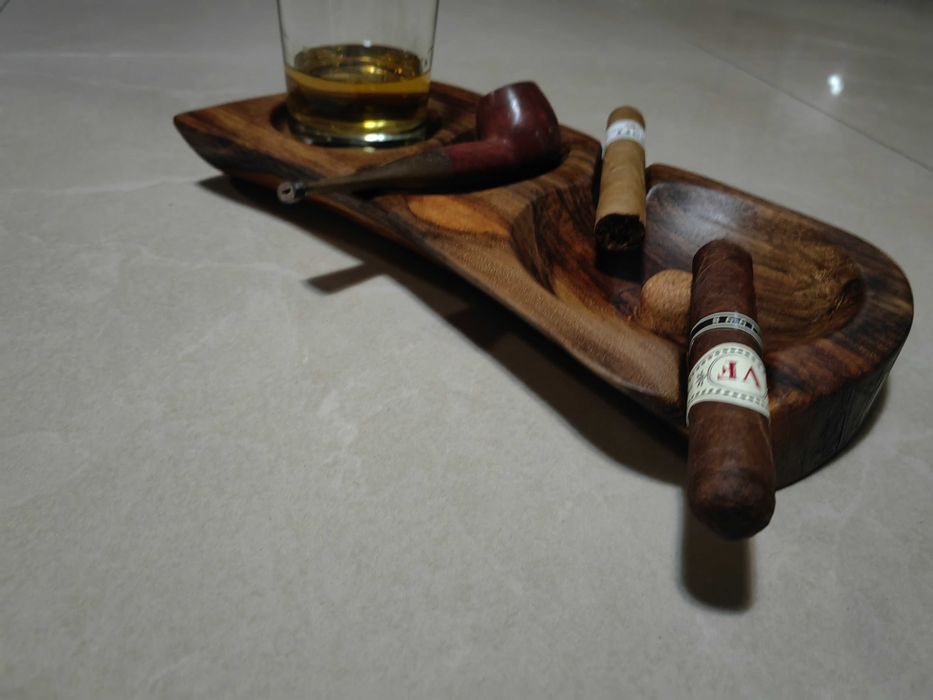 Пепелник за пури и лула с място за чаша.